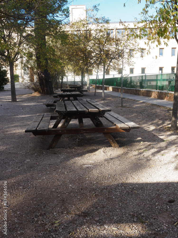 Serie de bancos de madera en camping Serie de bancos de madera en camping