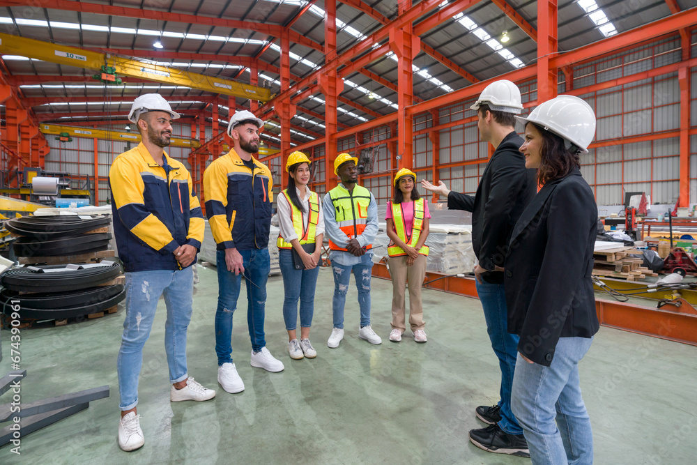 Obraz premium Warehouse safety meeting, people with hardhat. Industrial teamwork.