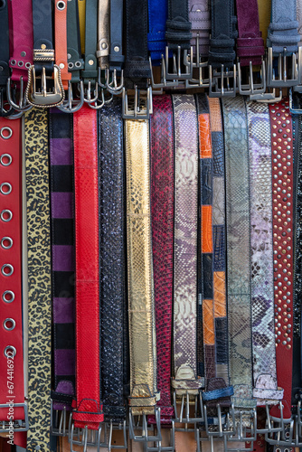 Cinture in pelle colorate organizzate in mercato di strada