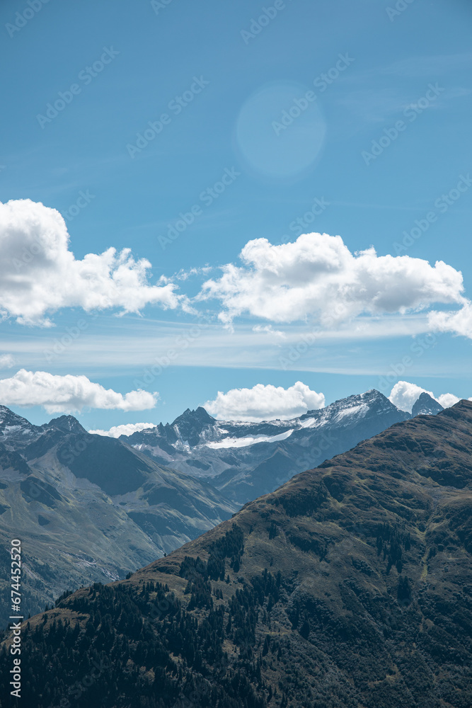 Naklejka premium Sky and mountains
