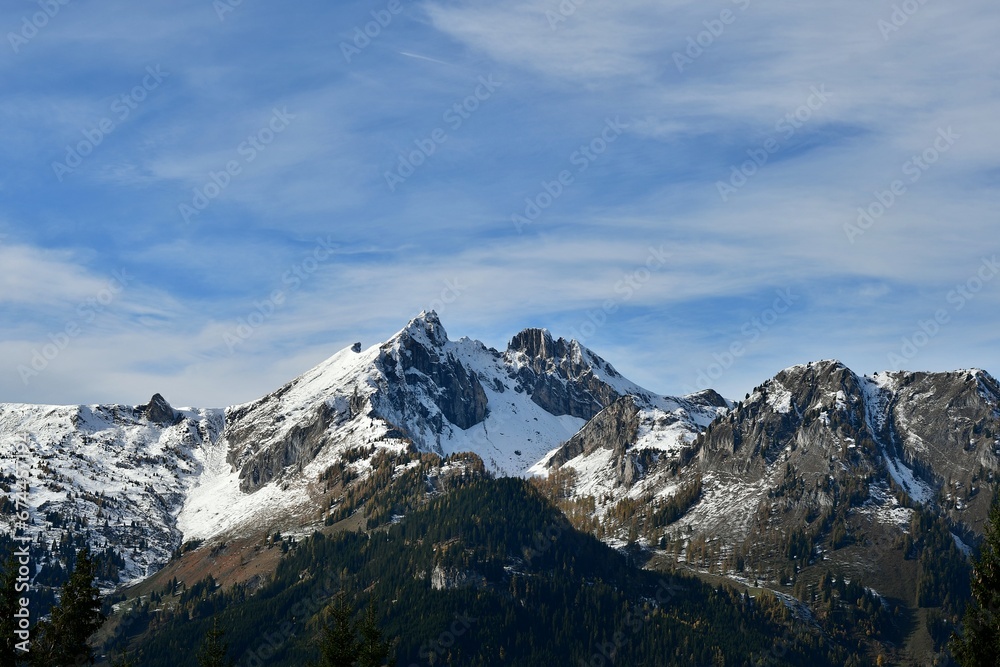 Panorama austriackich Alp w Großarl z widokiem szczytu Heukareck