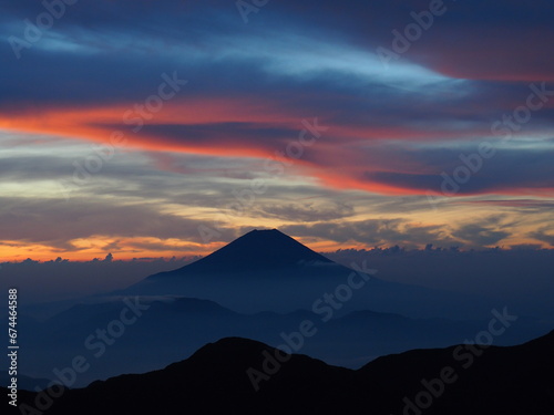 夜明けの富士山のシルエット