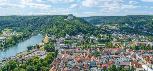 Die niederbayerische Kreisstadt Kelheim im Luftbild, Blick über die Altstadt zum Michelsberg 
