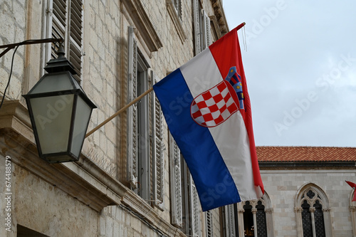 Drapeau de la Croatie accroché à la façade d'un immeuble en gros plan photo