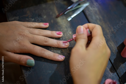 Select focus Asian women's nails I'm decorating my fingernails at home.