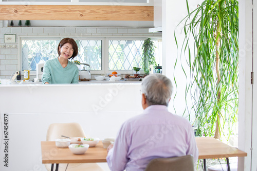 キッチンで会話する夫婦、家族、年の差婚、ミドル、親子 photo