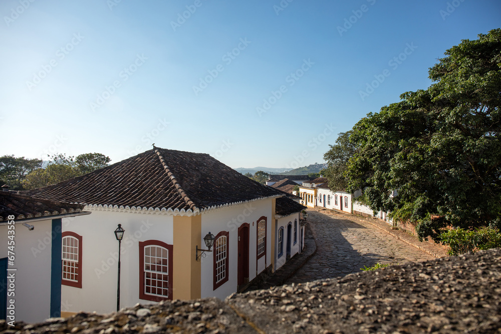Fototapeta premium Street with colonial houses in the city of Tiradentes in Minas Gerais with mountains in the background