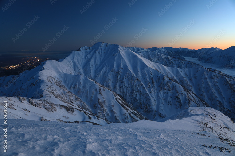 冠雪の夕暮れの北アルプスの五竜岳