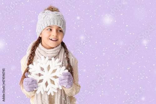 Cute little girl in winter ...