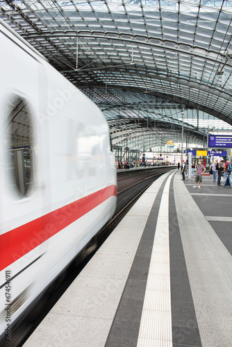 Berlin Hauptbahnhof, einfahrender ICE