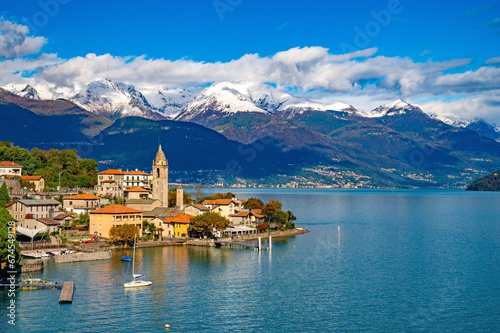 Panorama of Lake Como towards the north, with the town of Cremia and the mountains in the background.
