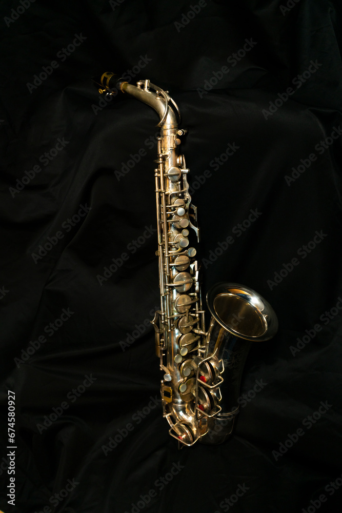 Obraz premium Saxofón alto clásico en fondo negro