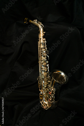 Saxofón alto clásico en fondo negro 