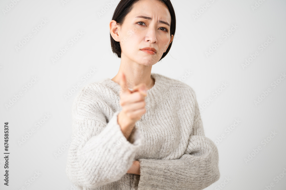 ニットを着ている若い女性 ライフスタイルイメージ ニットを着ている若い女性 ライフスタイルイメージ