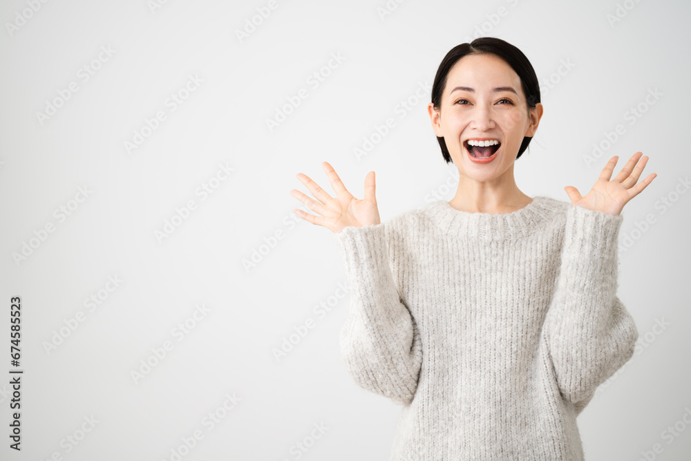 ニットを着ている若い女性　ライフスタイルイメージ