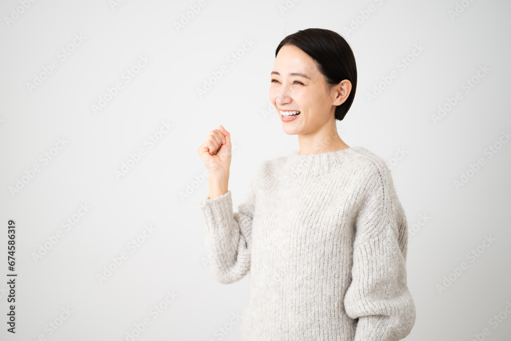 ニットを着ている若い女性 ライフスタイルイメージ ニットを着ている若い女性 ライフスタイルイメージ