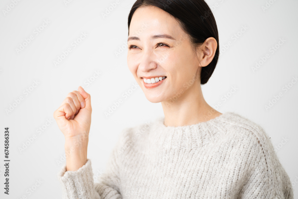 ニットを着ている若い女性 ライフスタイルイメージ ニットを着ている若い女性 ライフスタイルイメージ