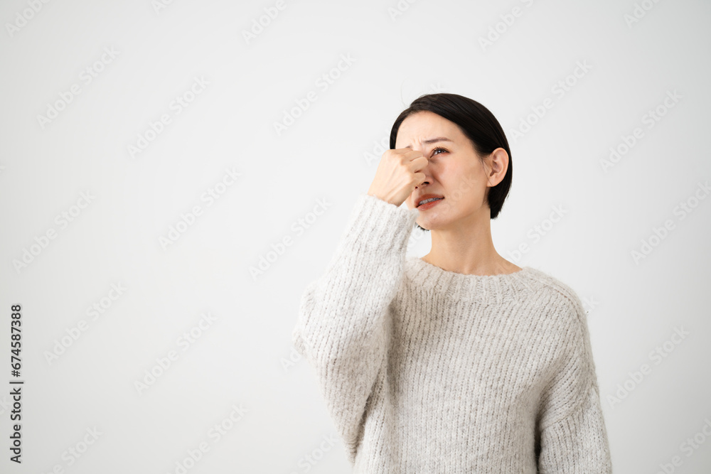 ニットを着ている若い女性　ライフスタイルイメージ
