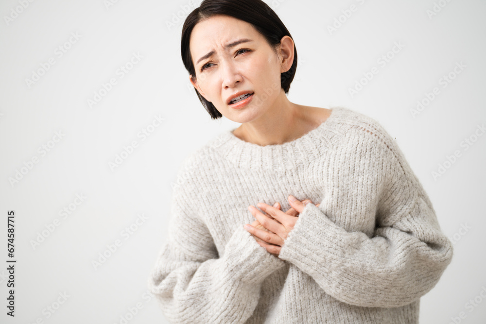 ニットを着ている若い女性 ライフスタイルイメージ ニットを着ている若い女性 ライフスタイルイメージ