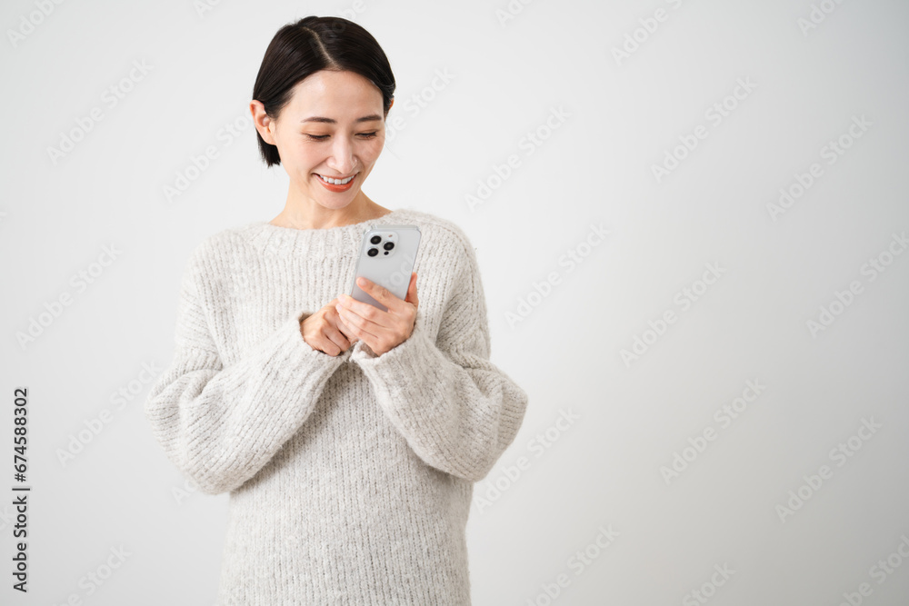 ニットを着ている若い女性　ライフスタイルイメージ