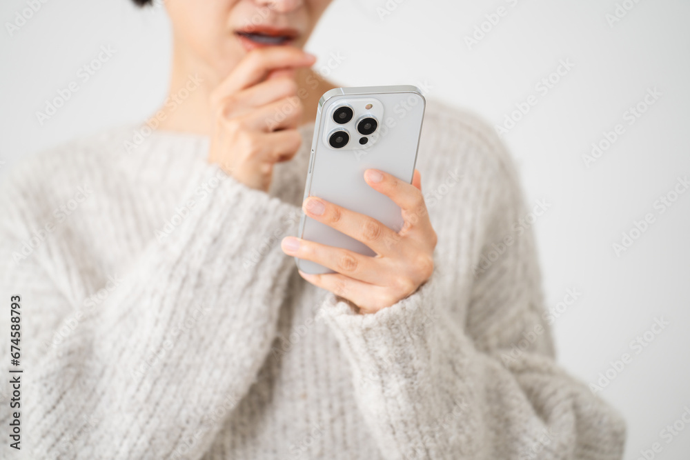 ニットを着ている若い女性 ライフスタイルイメージ ニットを着ている若い女性 ライフスタイルイメージ
