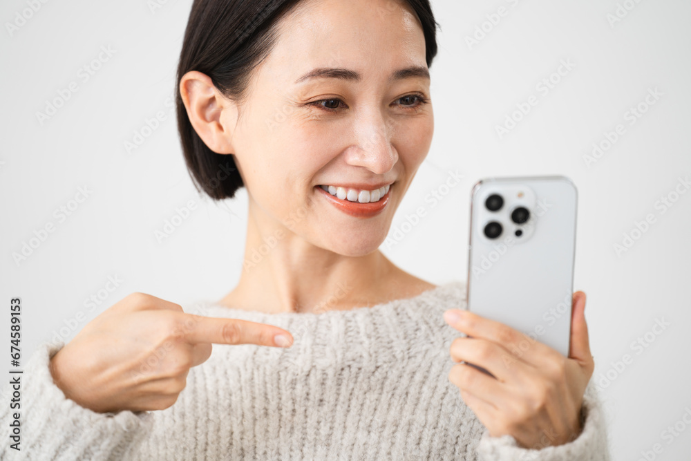 ニットを着ている若い女性 ライフスタイルイメージ ニットを着ている若い女性 ライフスタイルイメージ