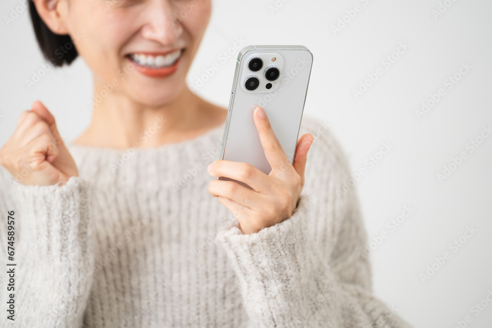 ニットを着ている若い女性 ライフスタイルイメージ ニットを着ている若い女性 ライフスタイルイメージ