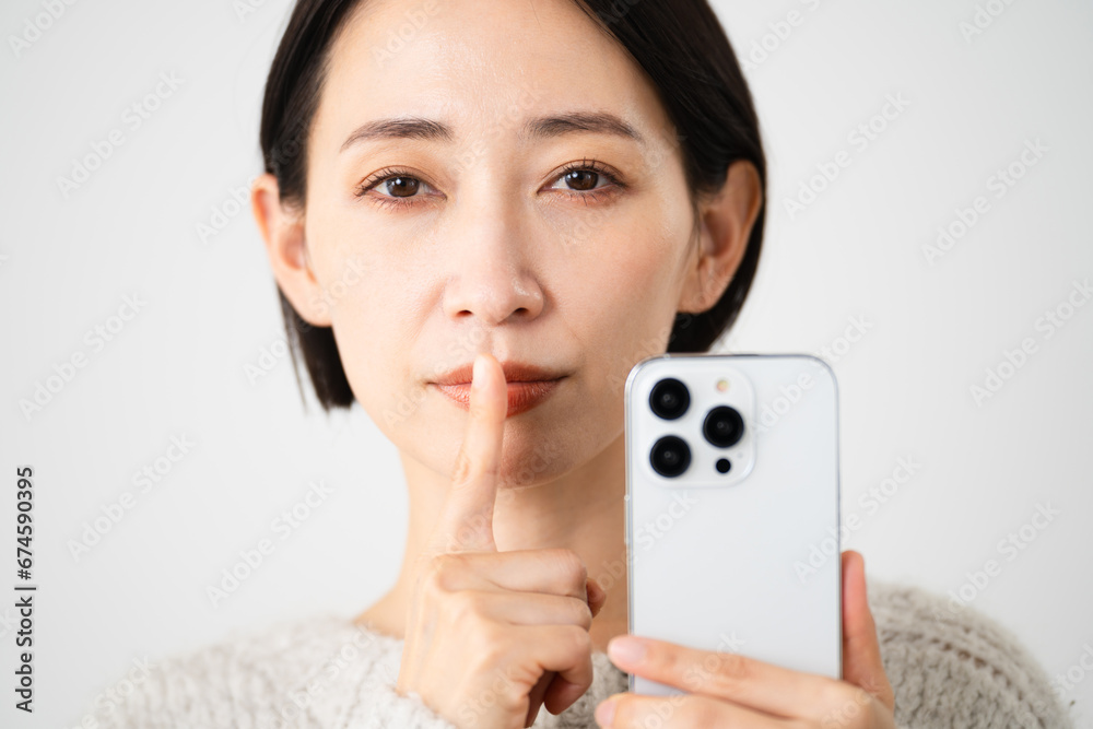 ニットを着ている若い女性 ライフスタイルイメージ ニットを着ている若い女性 ライフスタイルイメージ