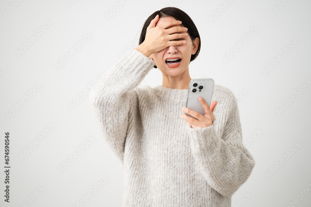 ニットを着ている若い女性 ライフスタイルイメージ ニットを着ている若い女性 ライフスタイルイメージ