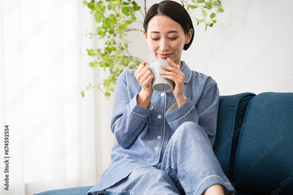 パジャマ姿の若い女性　ライフスタイルイメージ