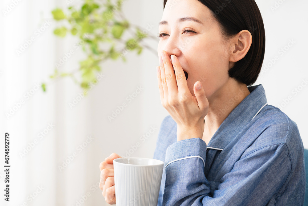 パジャマ姿の若い女性　ライフスタイルイメージ