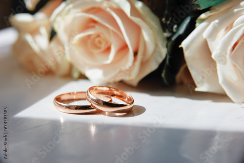 Photos Couple of gold wedding rings with flowers