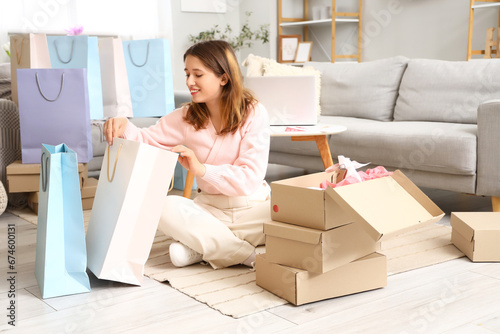 Young woman with shopping b...