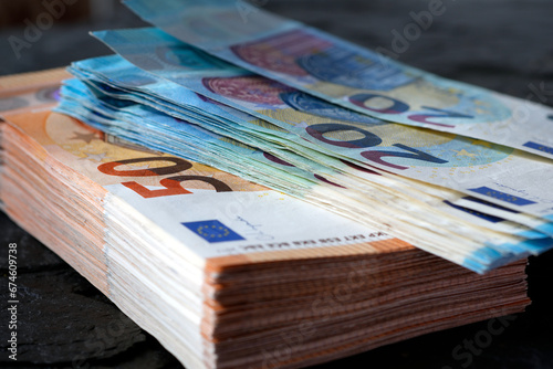 Piles de billets de cinquante et vingt euros. photo