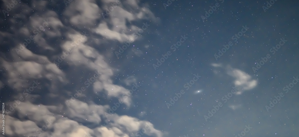 Rozgwieżdżone nocne niebo z galaktyka Andromedy w tle - obrazy, fototapety, plakaty 