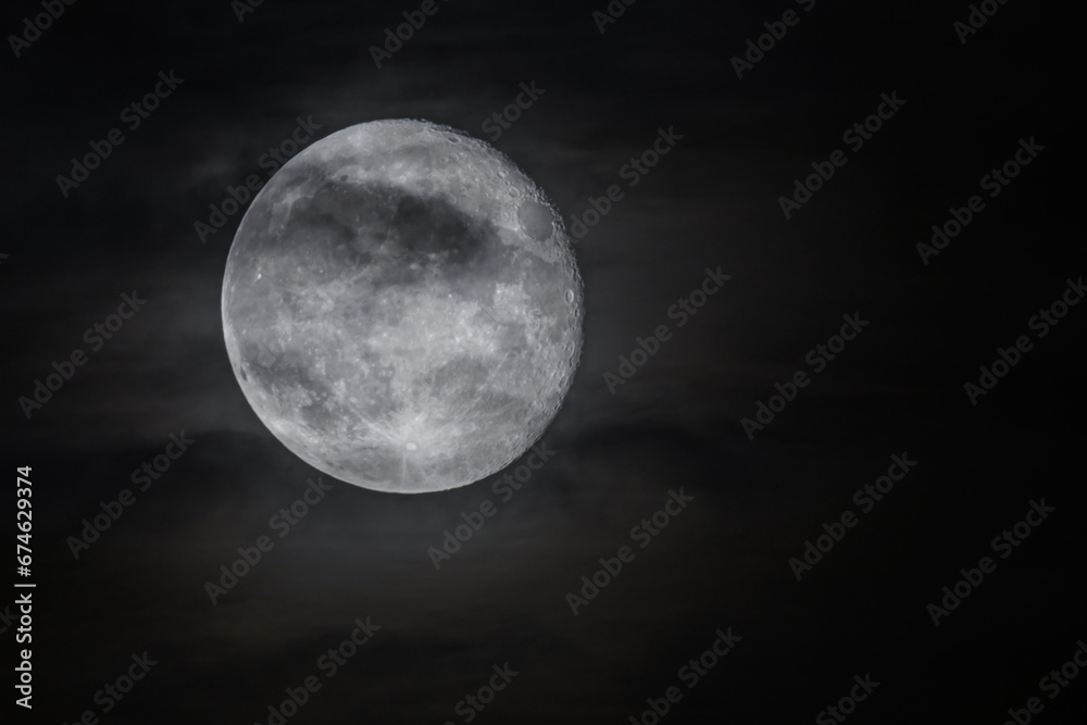 Pełnia księżyca na nocnym niebie - obrazy, fototapety, plakaty 
