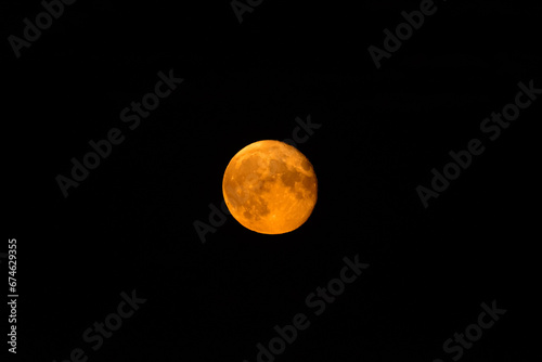 Czerwony superksiężyc w czasie zaćmienie księżyca 