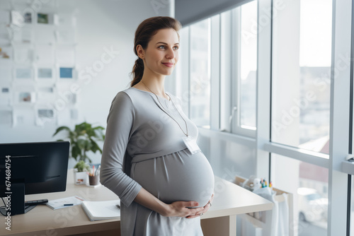 pregnant woman in the office, working during pregnancy