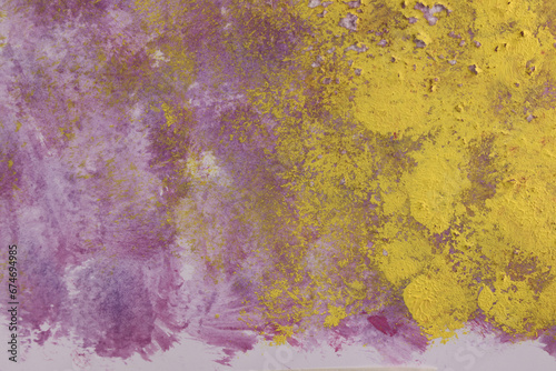 Fondo astratto: pennellate di tempera di colore viola e giallo su carta bianca, spazio per testo photo