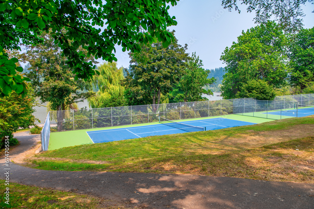 Obraz premium Tennis court inside a public park