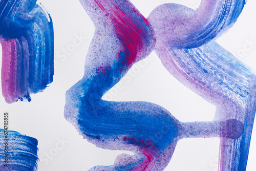 Pennellate di tempera di colore viola e blu su carta bianca, spazio per testo photo