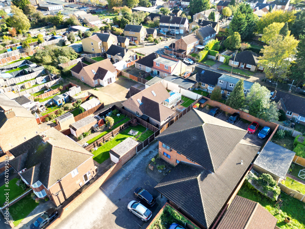 Fototapeta premium High Angle Beautiful Footage of North Luton Leagrave Town of England UK During Mostly sunny Day. The Footage Was Captured with Drone's Camera on November 7th, 2023