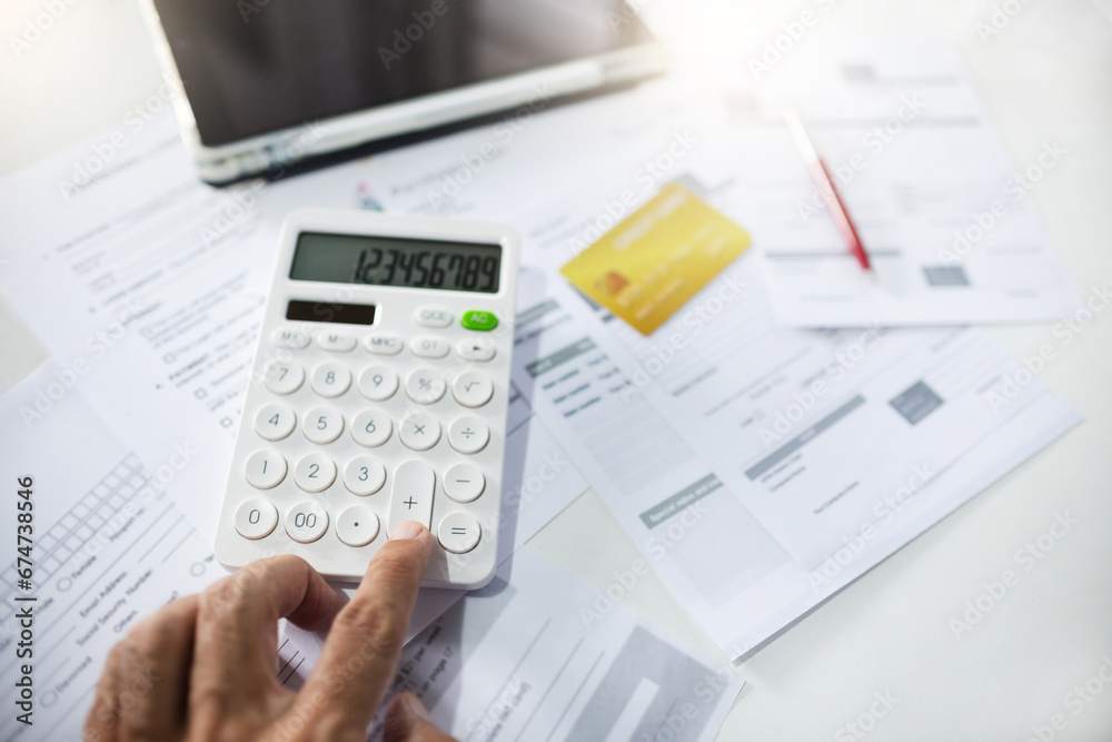 Small business owner calculate expenses paid via credit card and checking receipt and purchase order after starting a new business online Small business owner calculate expenses paid via credit card and checking receipt and purchase order after starting a new business online