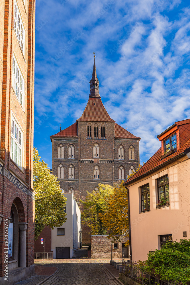 Blick auf die Marienkirche in der Hansestadt Rostock im Herbst