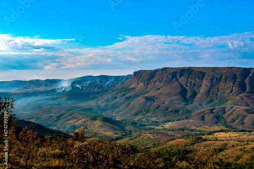 Serra da Canastra em Minas Gerais, Brasil, durante uma queimada, soltando fumaça com céu azul