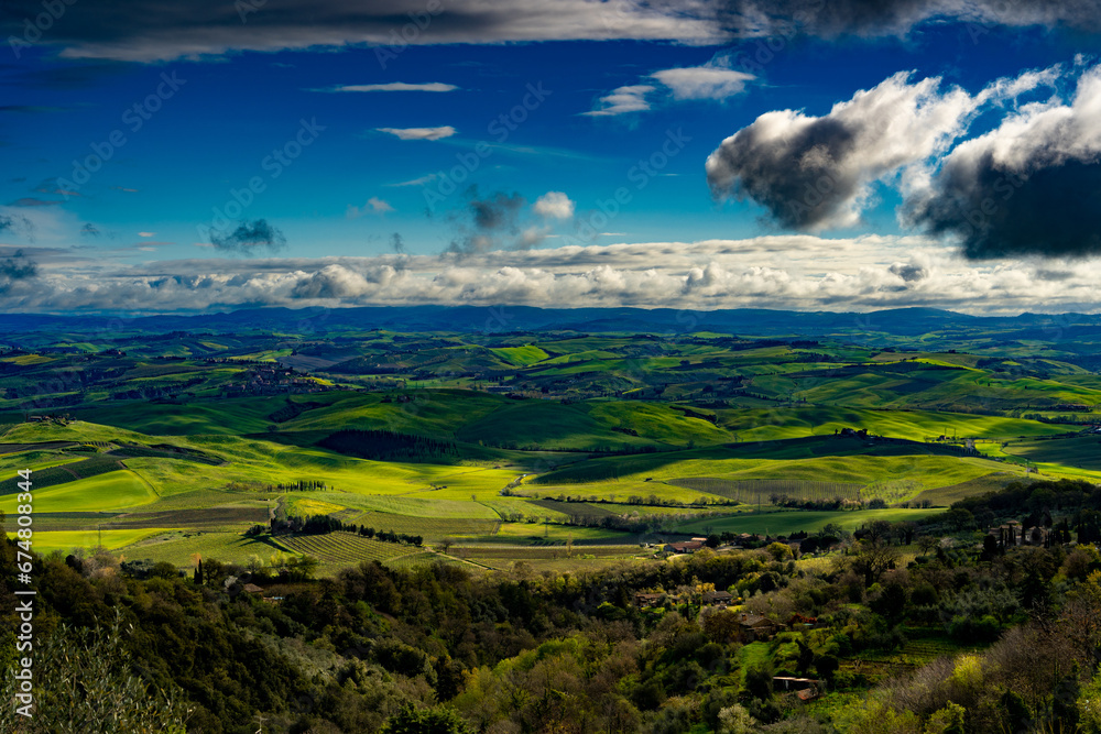 Obraz premium Die Landschaft des Val d'Orcia (Orciatal) liegt im südlichen Teil der Provinz Siena in der Toskana, Italien. Der Name ist vom Fluss Orcia abgeleitet