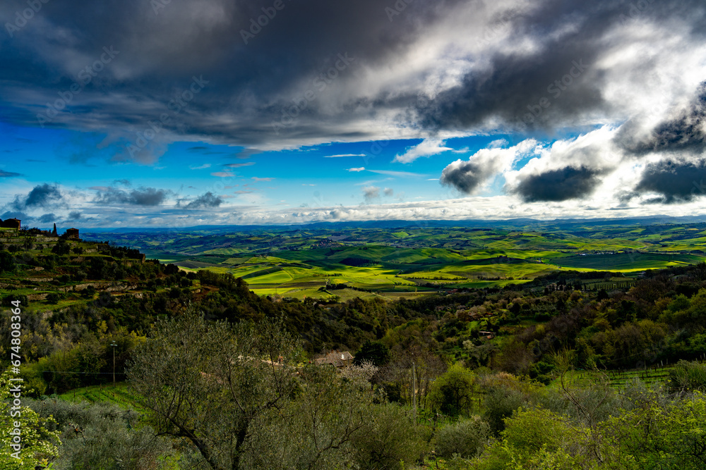 Die Landschaft des Val d'Orcia (Orciatal) liegt im südlichen Teil der Provinz Siena in der Toskana, Italien. Der Name ist vom Fluss Orcia abgeleitet Die Landschaft des Val d'Orcia (Orciatal) liegt im südlichen Teil der Provinz Siena in der Toskana, Italien. Der Name ist vom Fluss Orcia abgeleitet