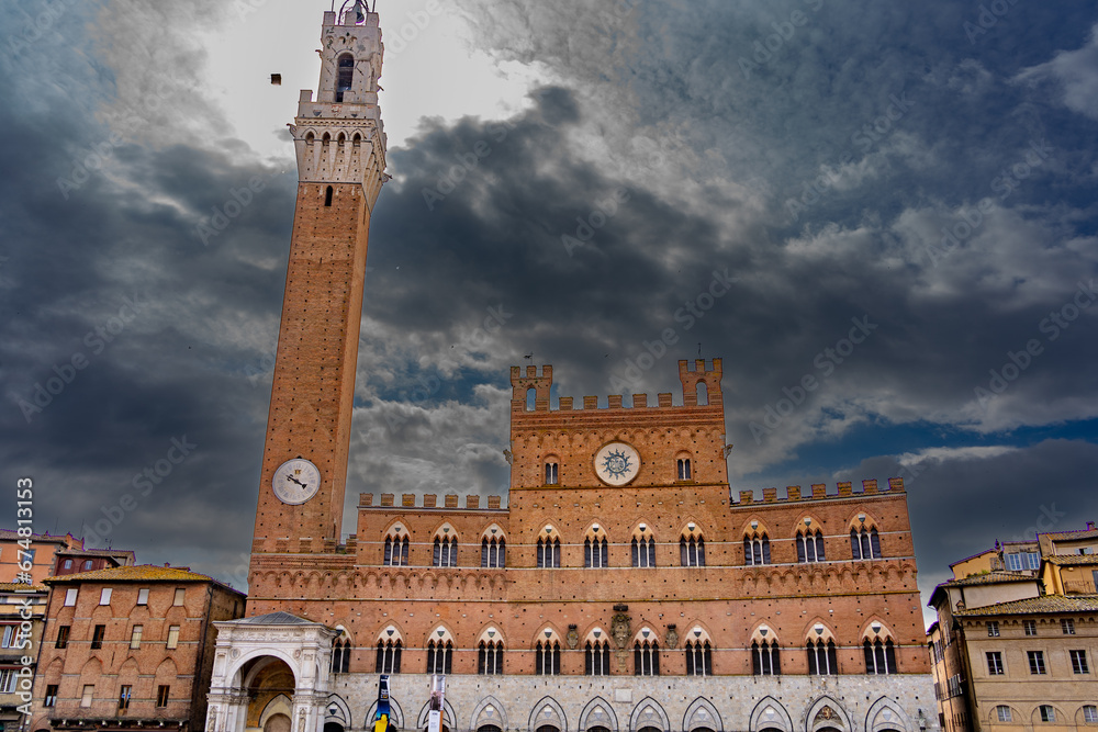 Siena ist eine italienische Stadt in der Toskana, die für ihre mittelalterlichen Ziegelgebäude bekannt ist