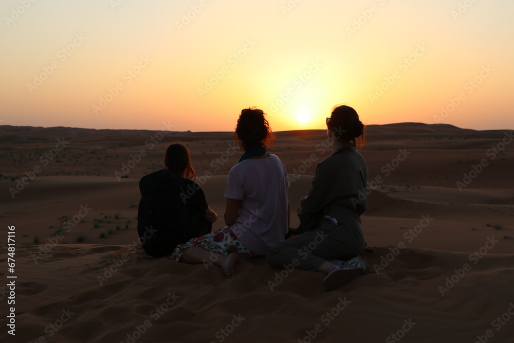 Amies devant couché de soleil - Oman