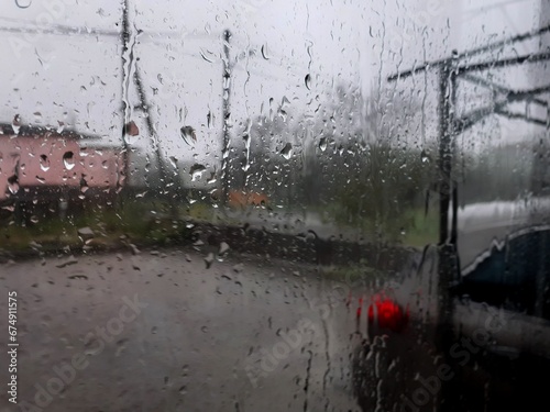 Un giorno di pioggia visto attraverso iul vetro della finestra. photo